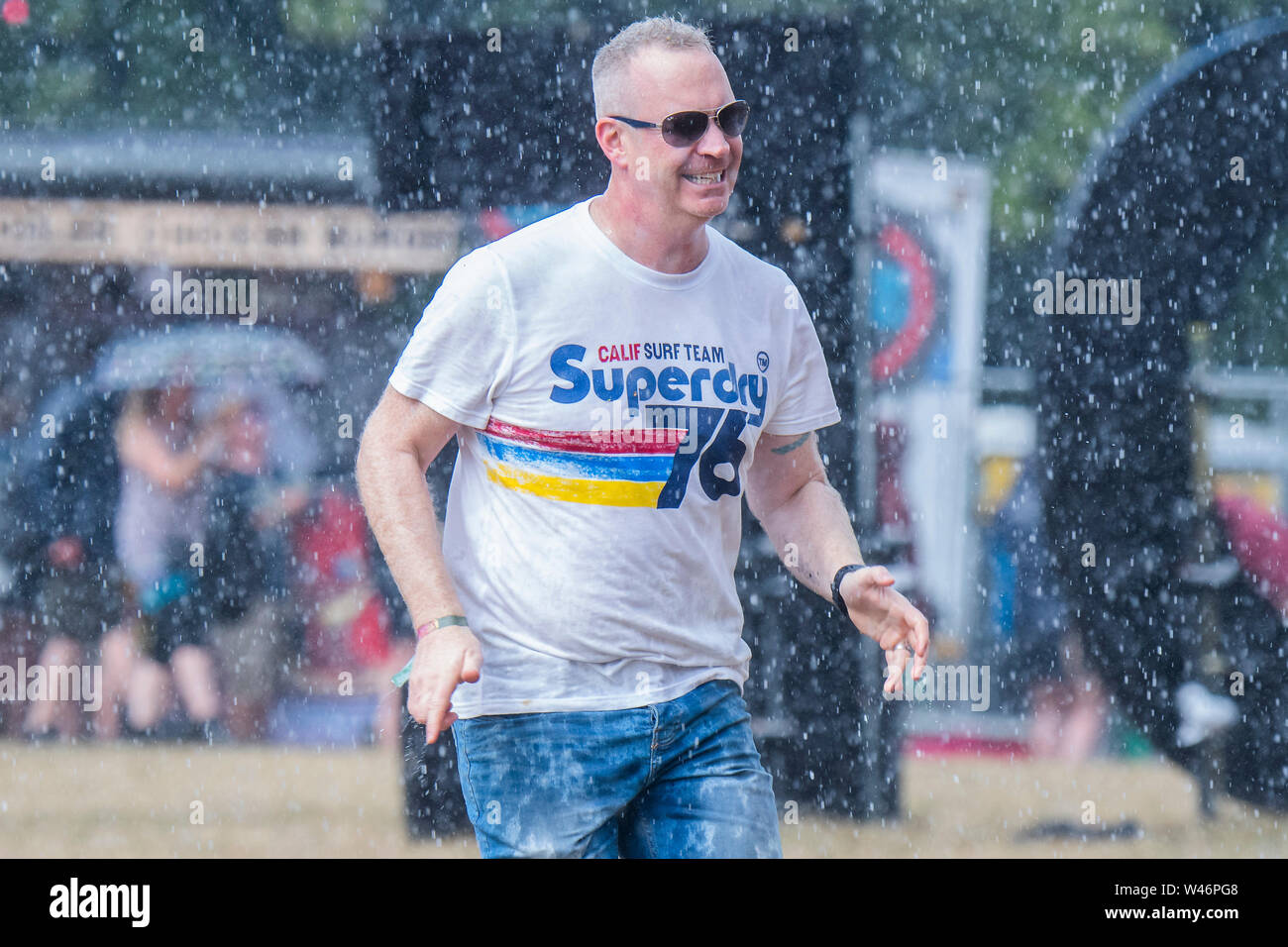 Henham Park, Suffolk, UK, , 20 July 2019. Superdry? The rain falls and people dash for cover - The 2019 Latitude Festival. Credit: Guy Bell/Alamy Live News  Stock Photo