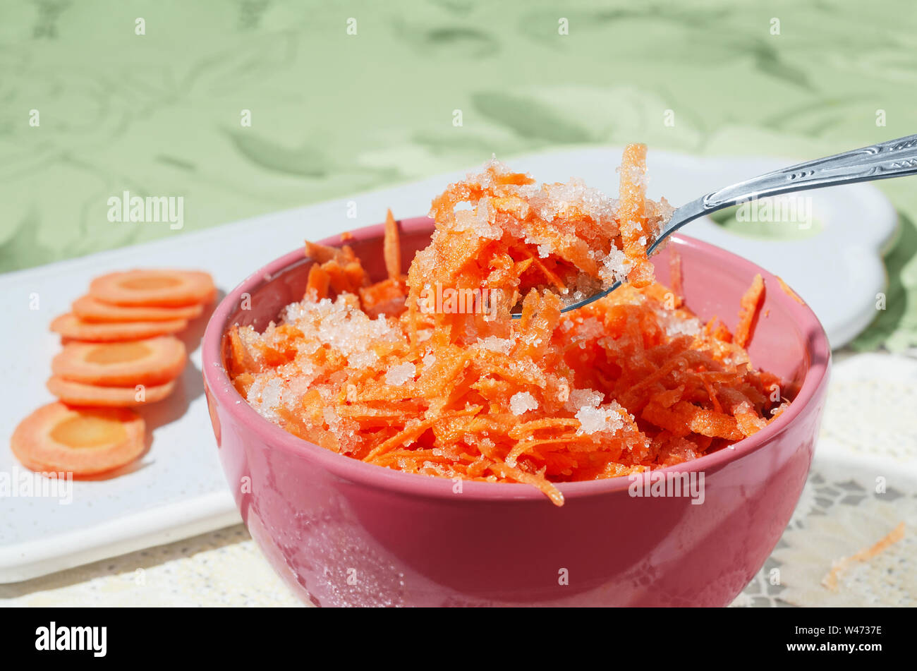 салат из тертой свежей морковки. морковка с сахаром. натертое яблоко с морковью. морковь в сахаре. морковный салат с сахаром.