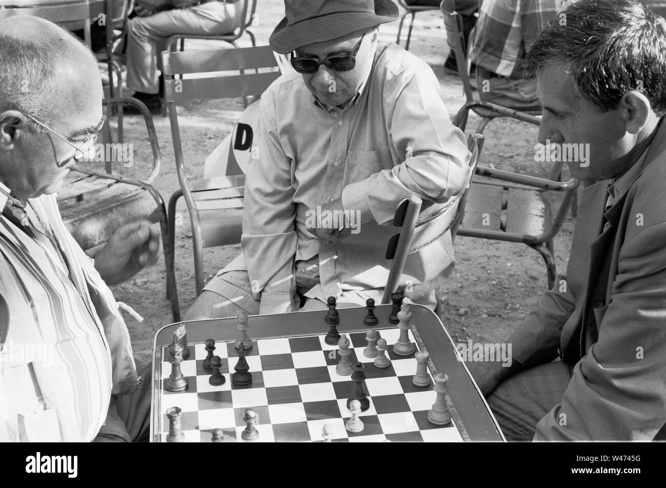 PARIS - JARDIN DU LUXEMBOURG - CHESS GAME - JOUEURS D'ÉCHEC AU JARDIN DU LUXEMBOURG PARIS FRANCE - PARIS STREET PHOTOGRAPHY - PHOTOGRAPHIE ARGENTIQUE - SILVER FILM © Frédéric BEAUMONT Stock Photo