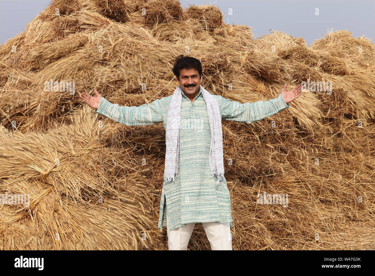 Farmer showing his harvested crop in a field Stock Photo - Alamy