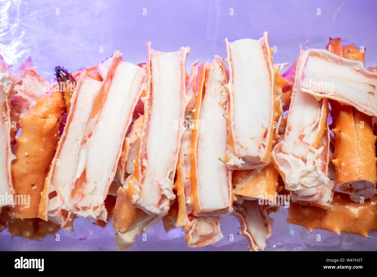Alaskan King crab in seafood on ice buffet bar Stock Photo Alamy