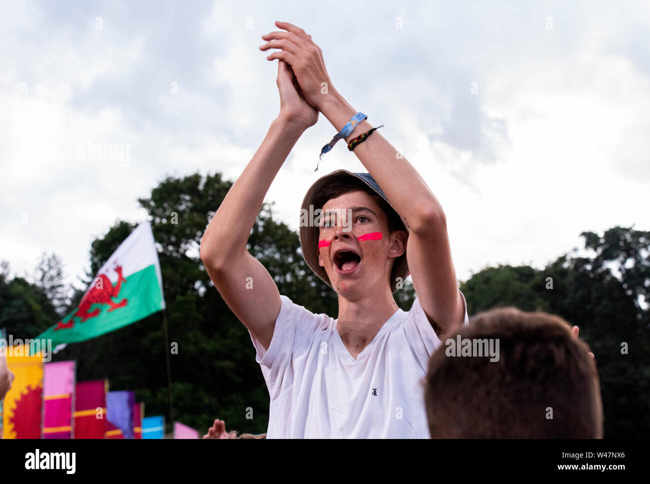 Young fan watching Kelly Jones, lead singer of Stereophonics, perform live at Latitude Festival, Henham Park, Suffolk, UK, 20th July 2019 Stock Photo