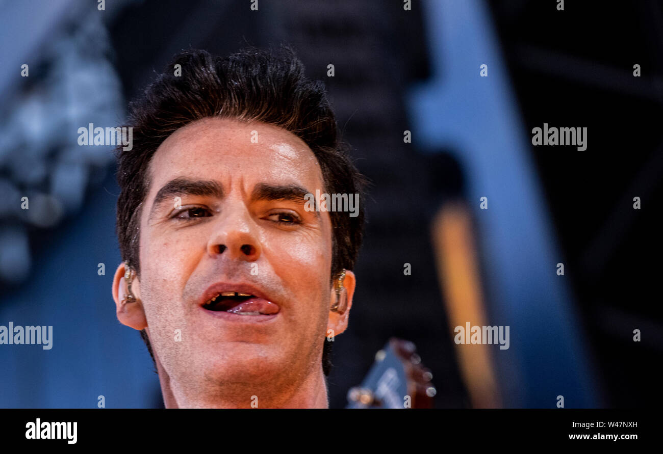 Kelly Jones, lead singer of Stereophonics, performing live at Latitude ...