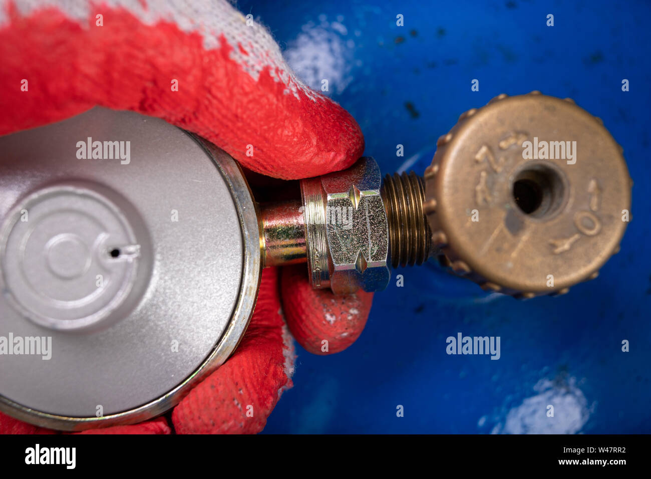 Reducer and gas cylinder for domestic use. Replacing the gas cylinder