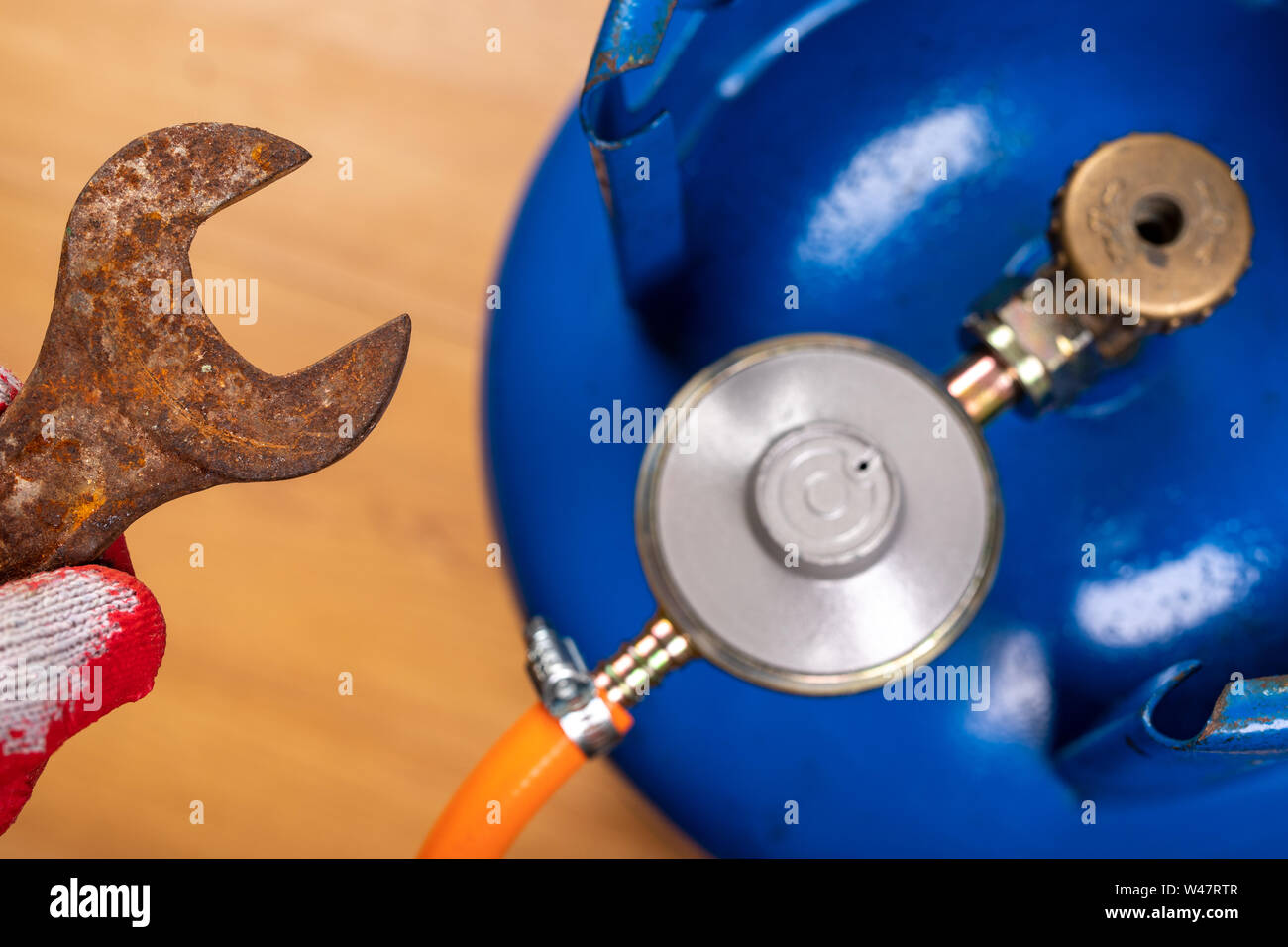 Reducer and gas cylinder for domestic use. Replacing the gas cylinder