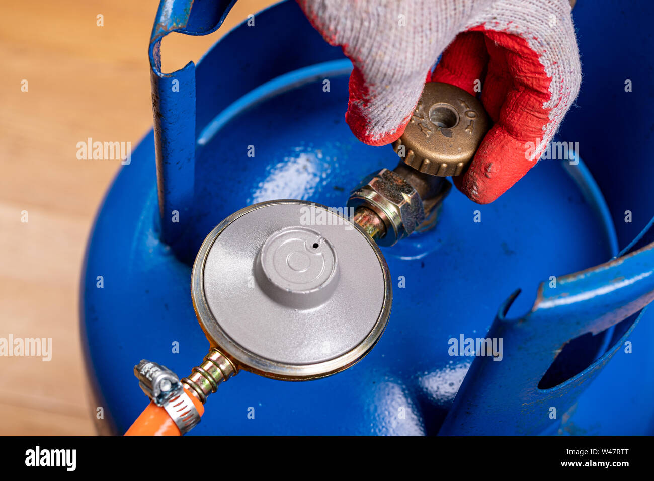 Reducer and gas cylinder for domestic use. Replacing the gas cylinder