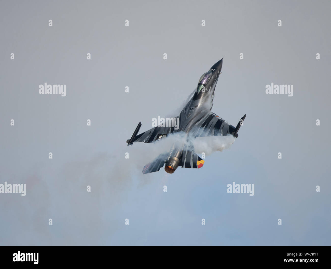 RAF Fairford, Glos, UK. 20th July 2019. Day 2 of The Royal International Air Tattoo (RIAT) with military aircraft from around the world assembling for the world’s greatest airshow with a full flying display in good weather. Image: Belgian Air Component F-16 Fighting Falcon demonstration. Credit: Malcolm Park/Alamy Live News. Stock Photo
