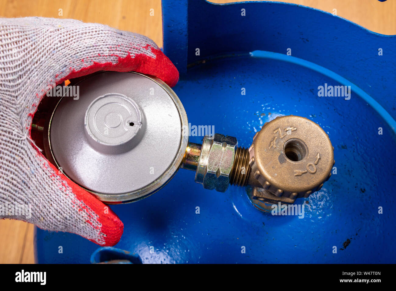 Reducer and gas cylinder for domestic use. Replacing the gas cylinder