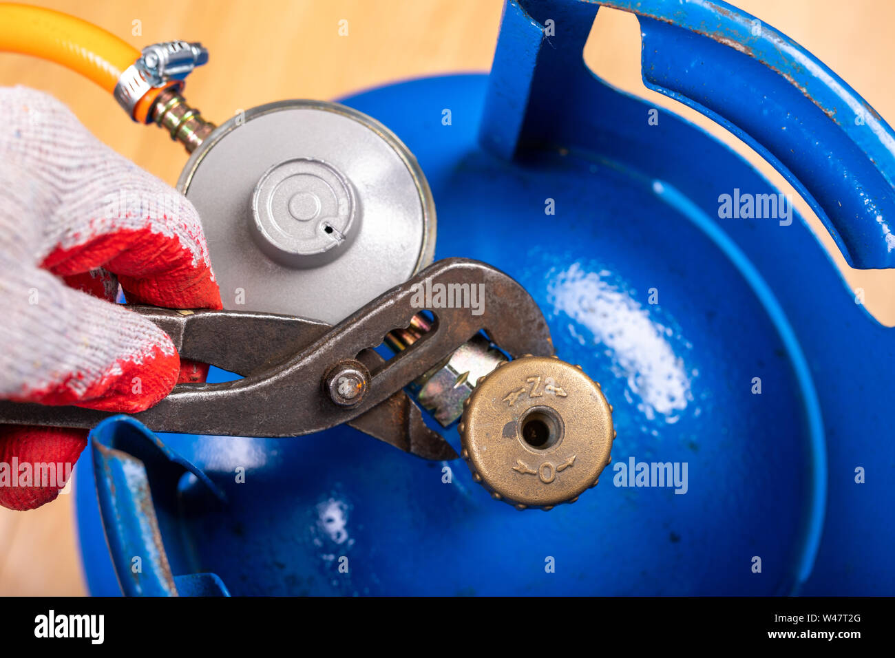 Reducer and gas cylinder for domestic use. Replacing the gas cylinder