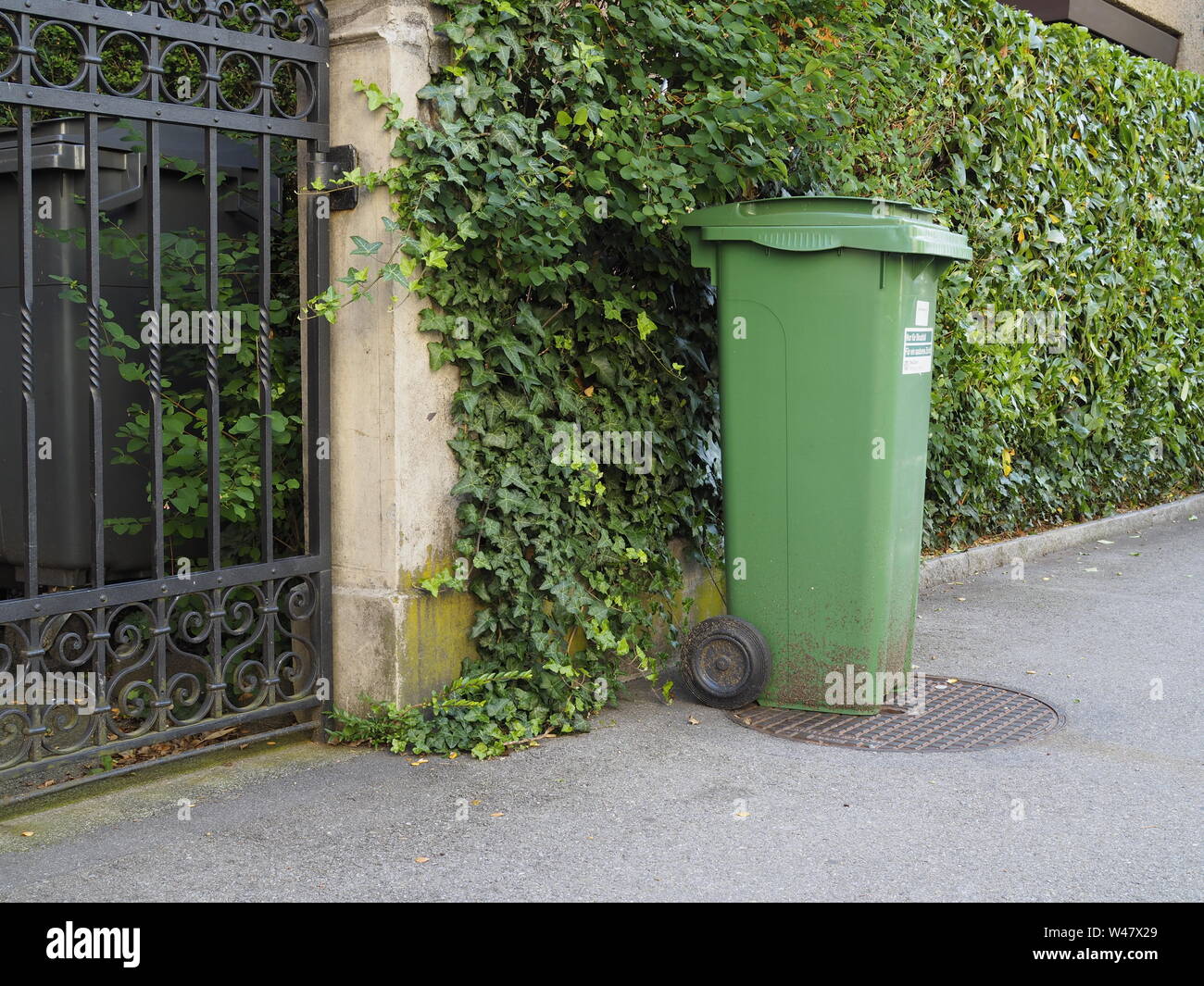 Kleiner Container für organische/pflanzliche Abfälle (Grüngut) in Zürich Stock Photo