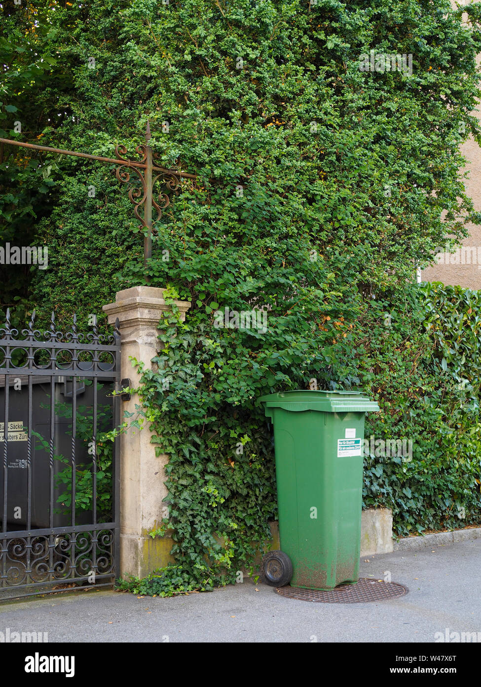 Kleiner Container für organische/pflanzliche Abfälle (Grüngut) in Zürich Stock Photo