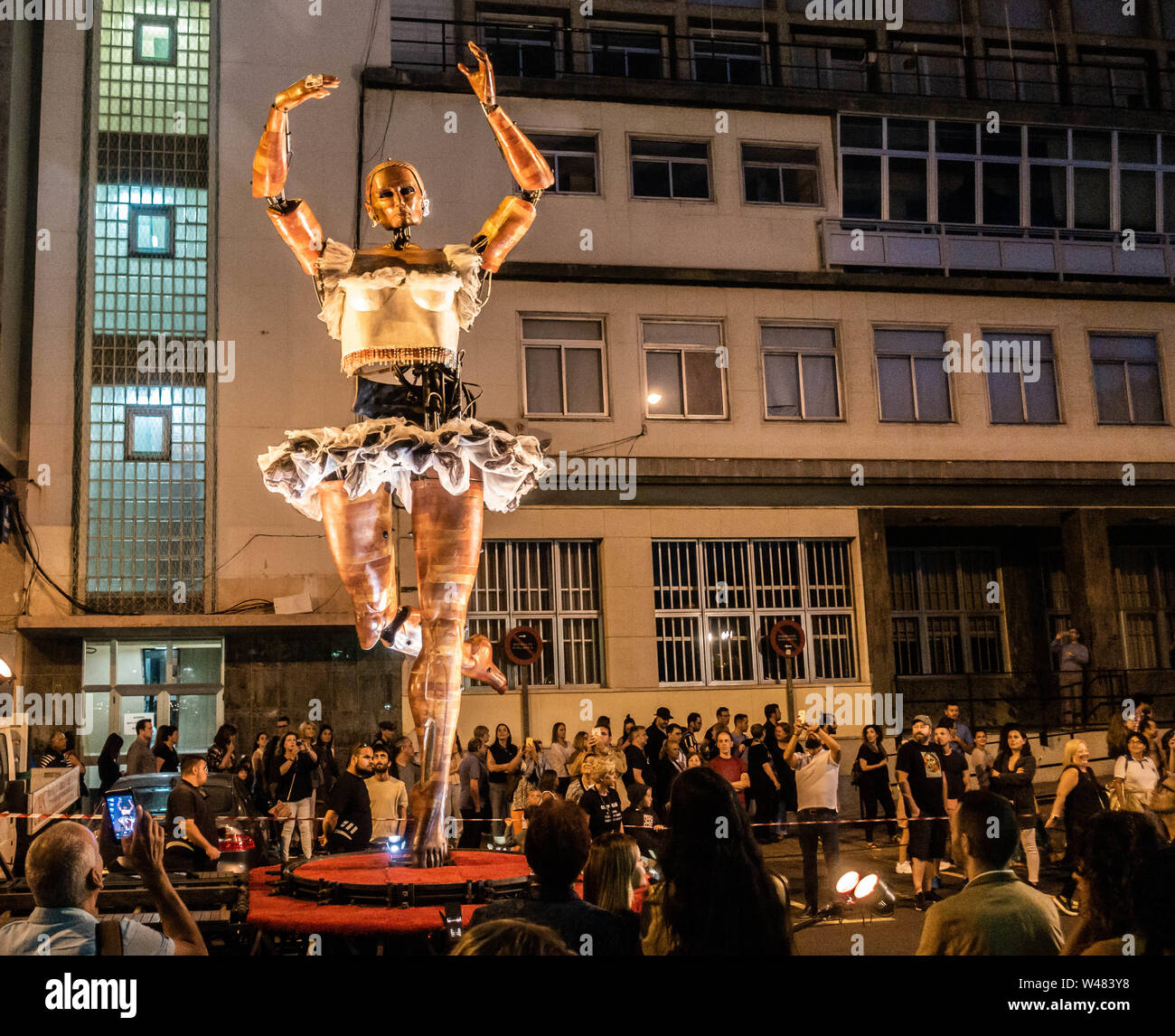 Las Palmas, Gran Canaria, Canary Islands, Spain, 20th July, 2019. A five  metre tall animatronic ballerina entertains the crowds at the TEMUDAS  theatre, music and dance festival on Gran Canaria Credit:Alan Dawson/Alamy
