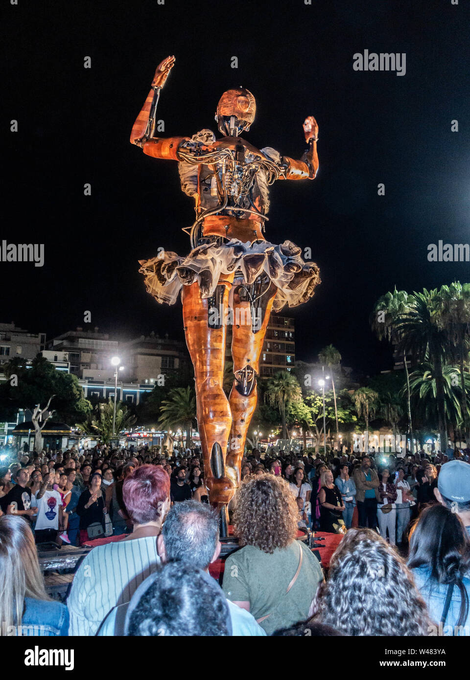 Ru Afsnit Kirsebær Las Palmas, Gran Canaria, Canary Islands, Spain, 20th July, 2019. A five  metre tall animatronic ballerina entertains the crowds at the TEMUDAS  theatre, music and dance festival on Gran Canaria Credit:Alan Dawson/Alamy