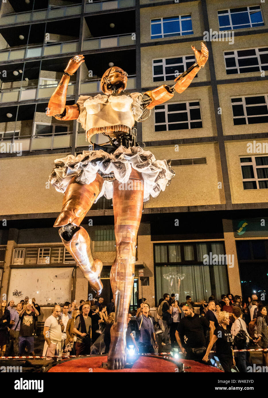 Ru Afsnit Kirsebær Las Palmas, Gran Canaria, Canary Islands, Spain, 20th July, 2019. A five  metre tall animatronic ballerina entertains the crowds at the TEMUDAS  theatre, music and dance festival on Gran Canaria Credit:Alan Dawson/Alamy