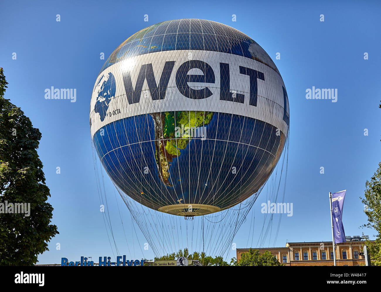 lokaal piano Zeker Berlin's Weltballon is among the world's biggest helium-filled balloons  Stock Photo - Alamy