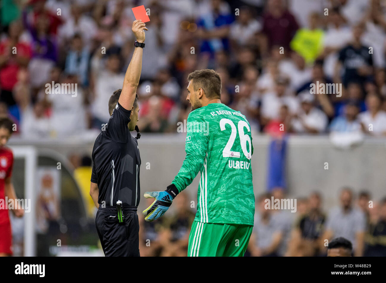 ned midler Politisk Houston, TX, USA. 20th July, 2019. Bayern Munich goalkeeper Sven Ulreich  (26) receives a red card from the referee during the second half of an  International Champions Cup soccer match between FC