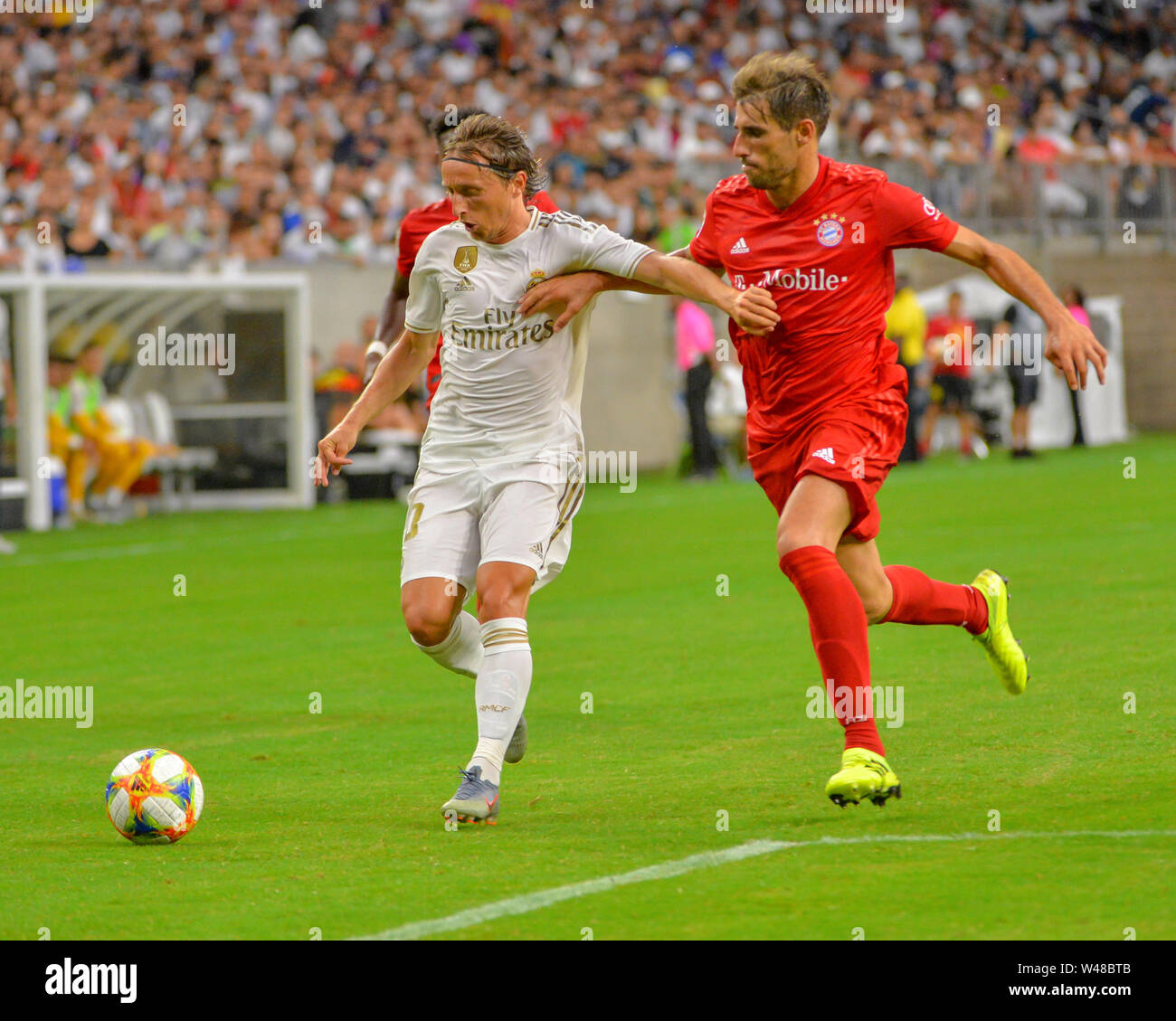Houston, TX, USA. 20th July, 2019. Real Madrid midfielder, Luka Modric (10), fights with Bayern midfielder, Javi Martinez (8), during the 2019 International Champions Cup match between Real Madrid and FC Bayern, at NRG Stadium in Houston, TX. FC Bayern defeated Real Madrid, 3-1. Mandatory Credit: Kevin Langley/Sports South Media/CSM/Alamy Live News Stock Photo