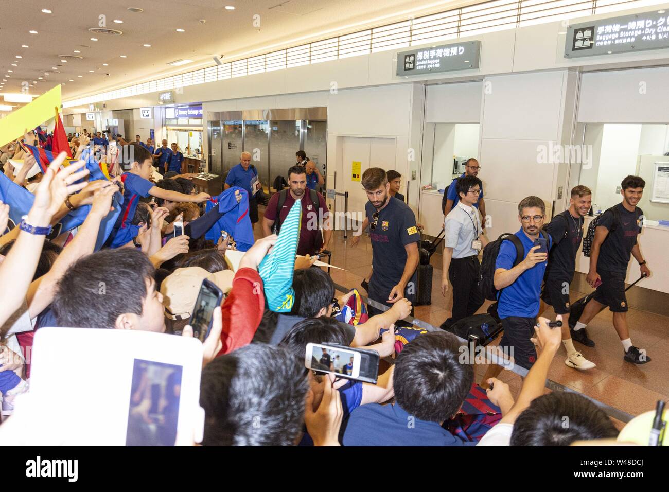 Tokyo, Japan. 21st July, 2019. FC Barcelona player Gerard Pique Bernabeu (C) arrives at Tokyo International Airport. FC Barcelona team came to Japan to play in the Rakuten Cup. Many Japanese fans waited with cameras, shirts and autograph boards to welcome the team at the airport. Credit: Rodrigo Reyes Marin/ZUMA Wire/Alamy Live News Stock Photo