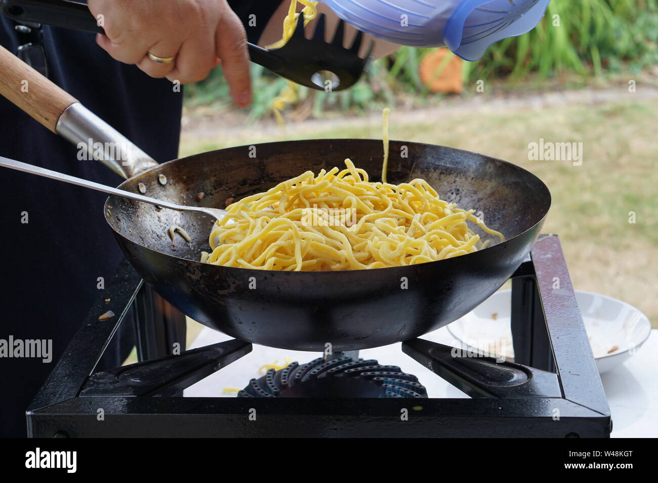 Cooking chinese noodles wok hires stock photography and images Alamy