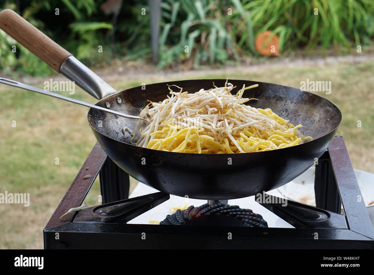 Cooking chinese noodles wok hires stock photography and images Alamy