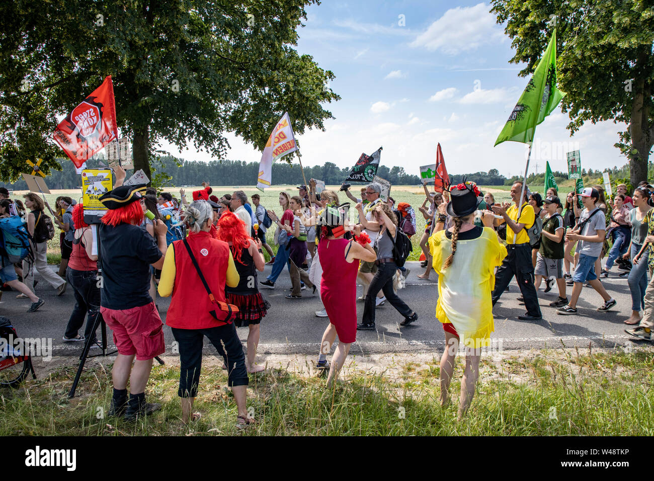 Erste internationale Klimaschutz Demonstration, Klimastreik,  der Bewegung Fridays for Future, am Braunkohletagebau Garzweiler, mit mehreren tausend T Stock Photo