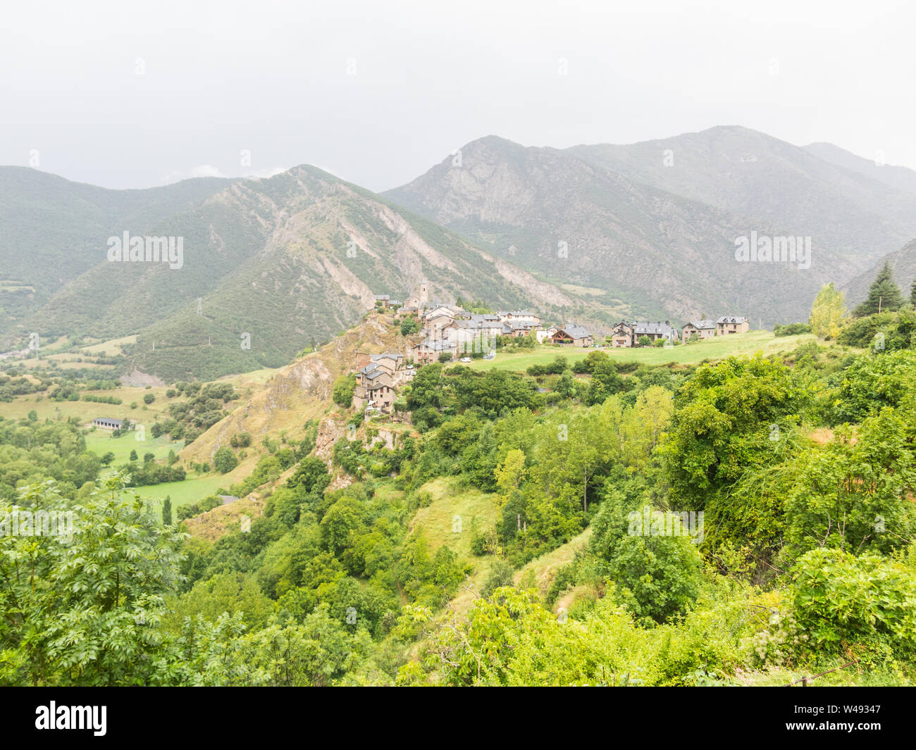 Overview of the small medieval village of Tirvis, in the province of Pallars Sobira, in the Catalan Pyrenees. Catalonia, Spain, Europe. Stock Photo