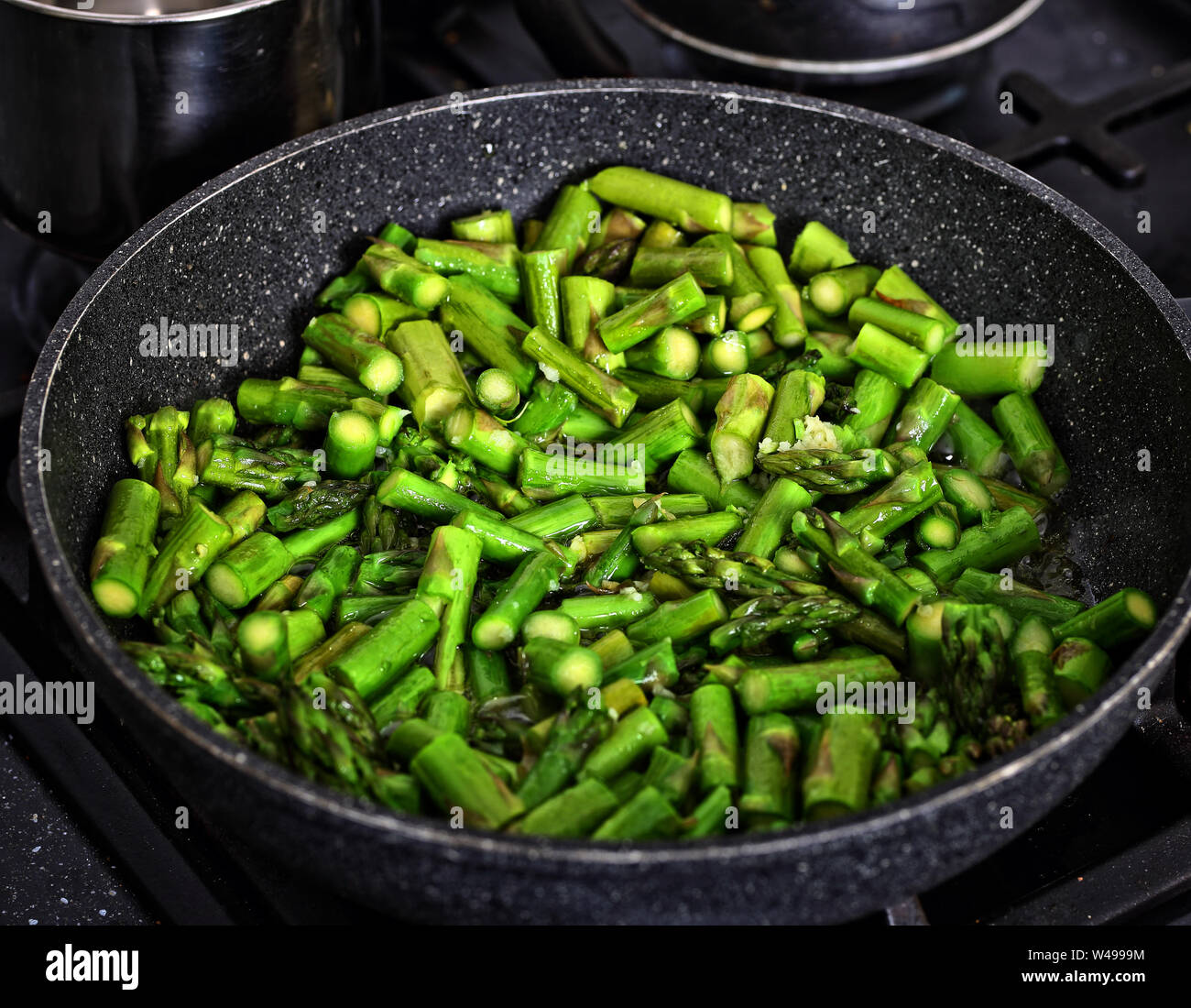 Asparagus in frying pan hi-res stock photography and images - Alamy