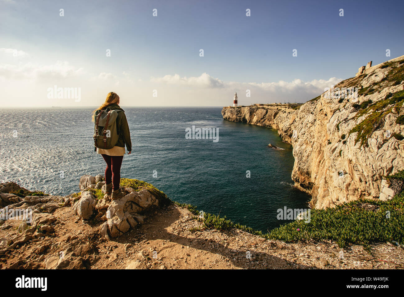 Female hiker standing cliff edge hi-res stock photography and images ...