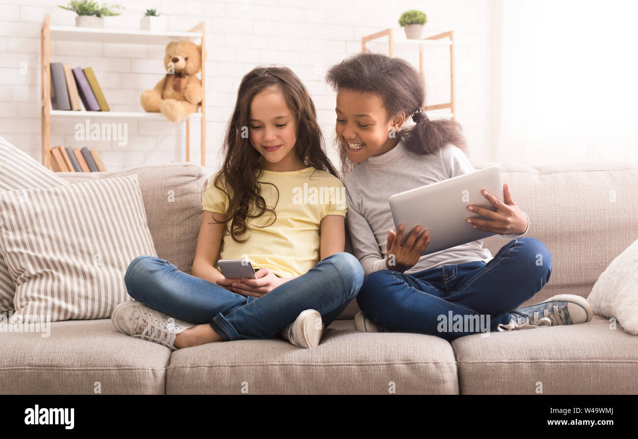 Preteen girls on couch hi-res stock photography and images - Alamy