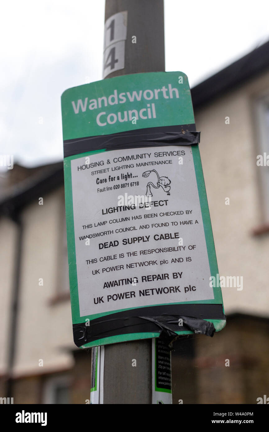Sign notifying residents of faulty street light in Wandsworth, London Stock Photo
