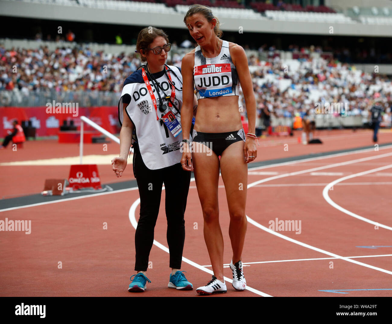 London, UK. 21st July, 2019. LONDON, ENGLAND. JULY 21: Doctor checking Jessica Judd (GBR) NOT TO WELL AFTER 5000M wOMEN during Day Two of IAAF Diamond League the Muller Anniversary Games at London Stadium on July 20, 2019 in London, England. Credit: Action Foto Sport/Alamy Live News Stock Photo