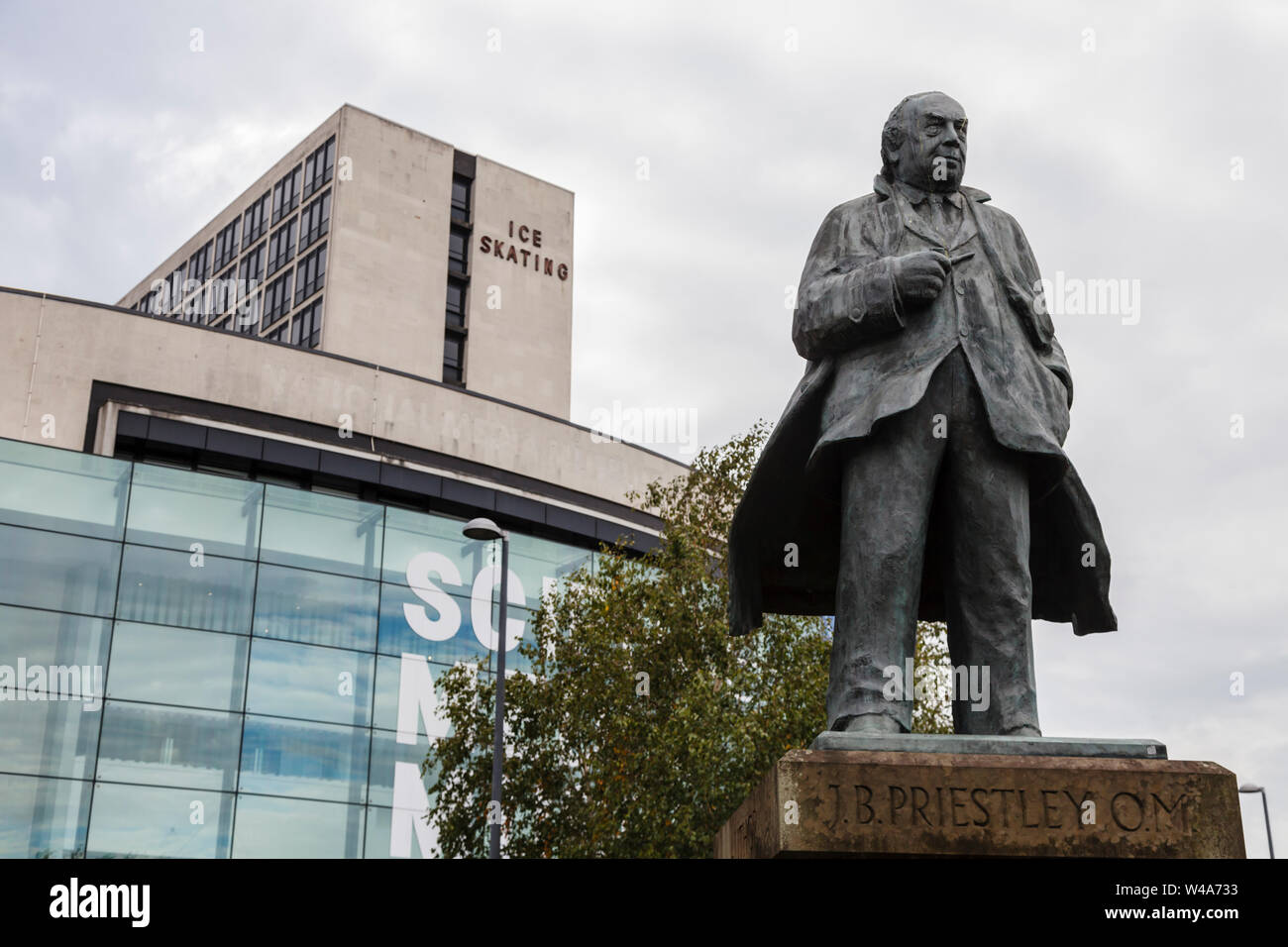 j-b-priestley-statue-hi-res-stock-photography-and-images-alamy