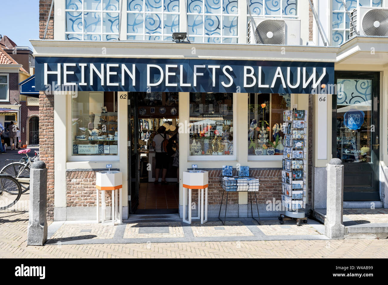 Delfts Blauw store in The Netherlands. Heinen Delfts Blauw operates 10 Delftware pottery stores in Amsterdam, Delft and Curacao Stock Photo - Alamy