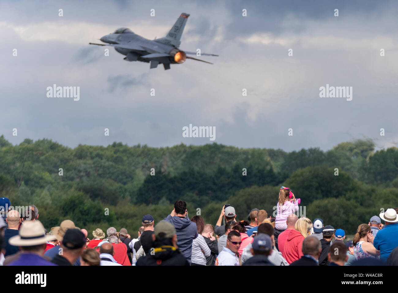 RAF Fairford, Gloucestershire, UK. RIAT is regarded as the world's largest military airshow with participating aircraft flying in from all over the globe, with over 30 air arms from 20 different countries present in 2019. USAF F-16 taking off in front of crowd Stock Photo
