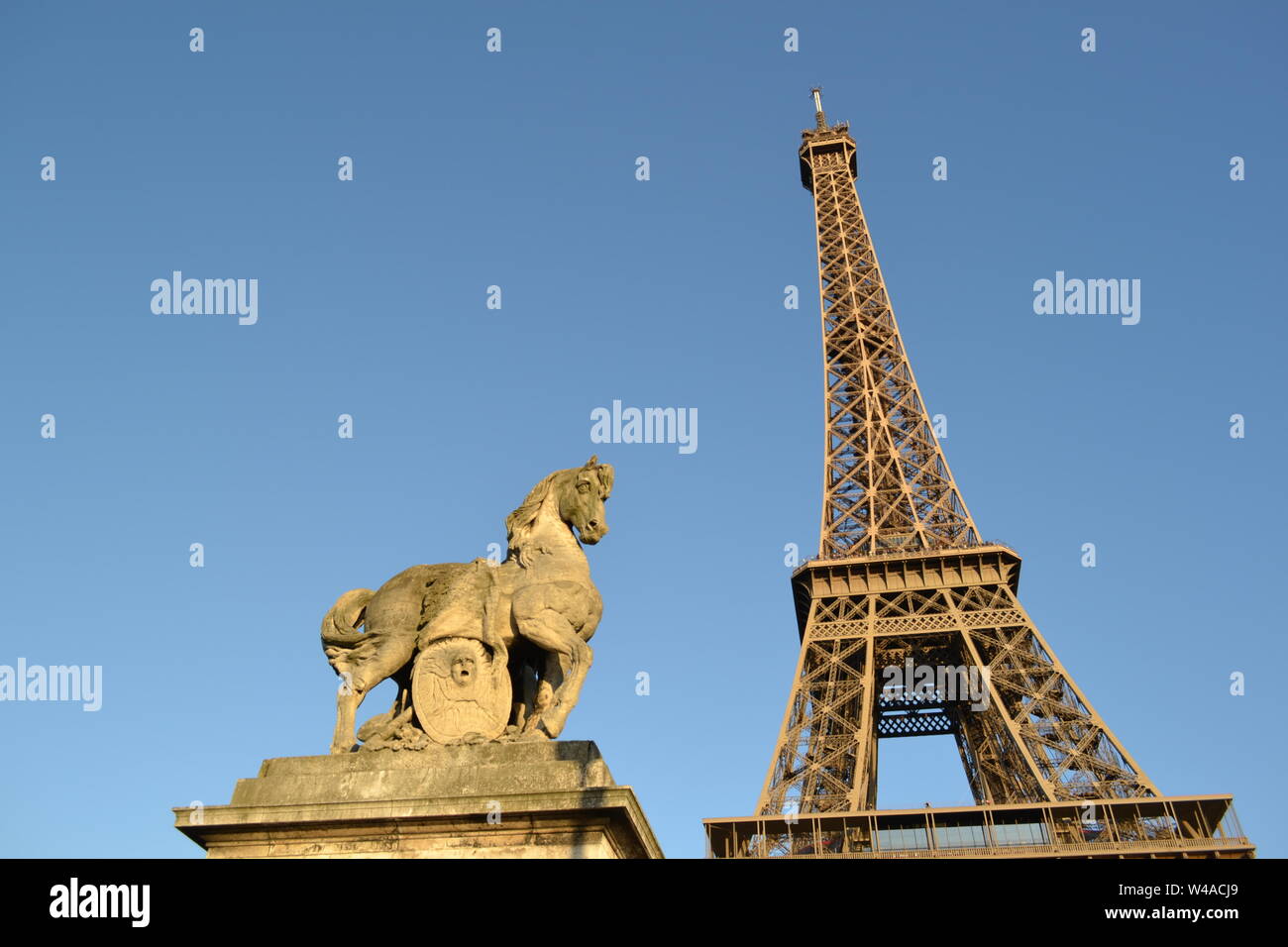 Horse statue and eiffel tower hires stock photography and images Alamy
