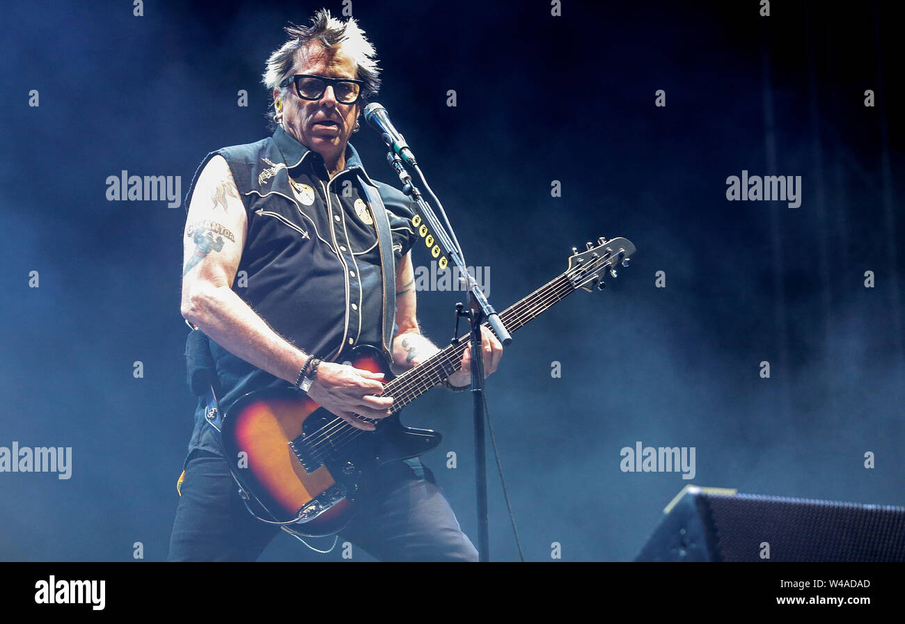 MOUNTAIN VIEW, CALIFORNIA - JULY 20: The Offspring guitarist