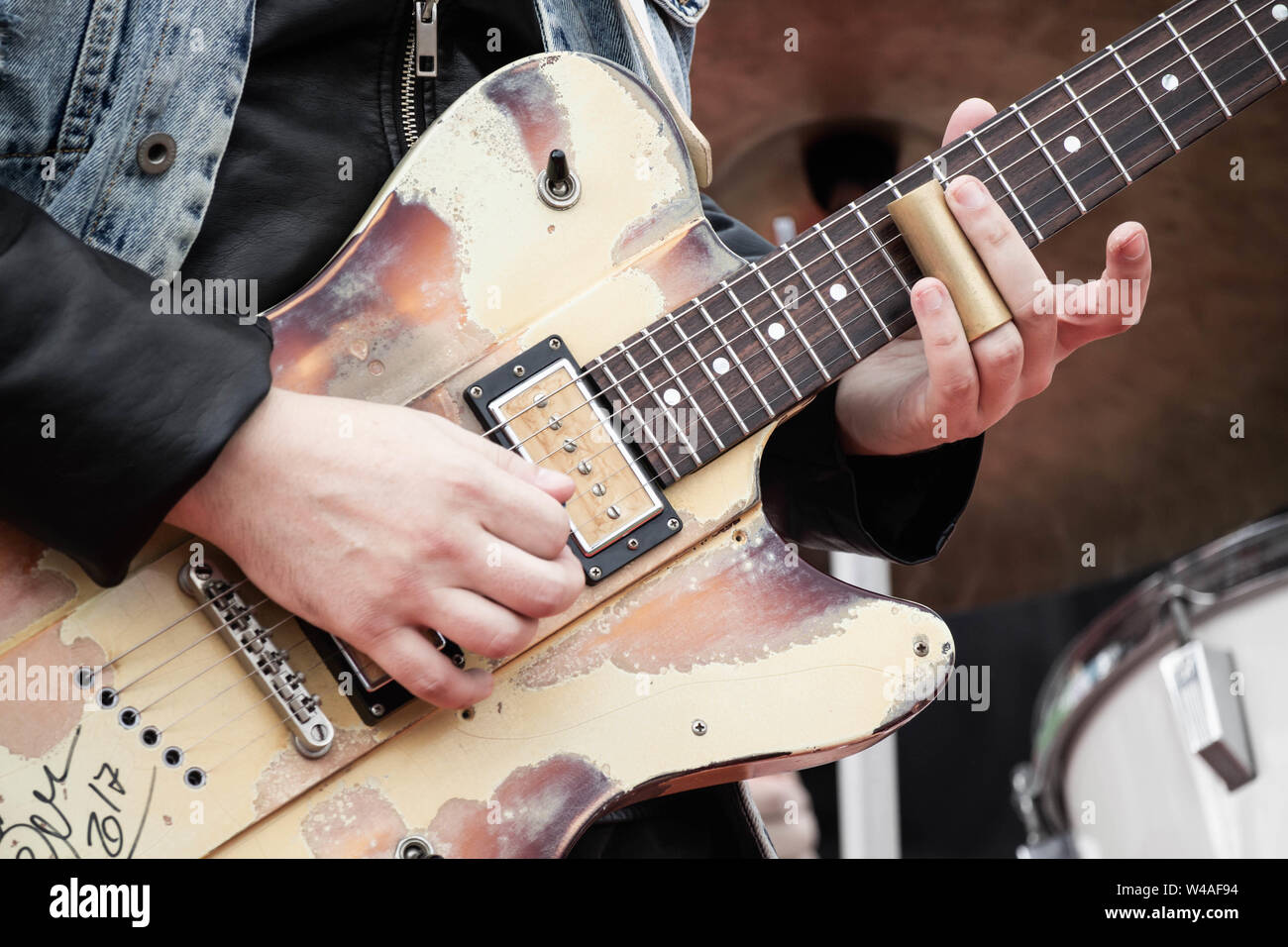 Slide guitar hi-res stock photography and images - Alamy