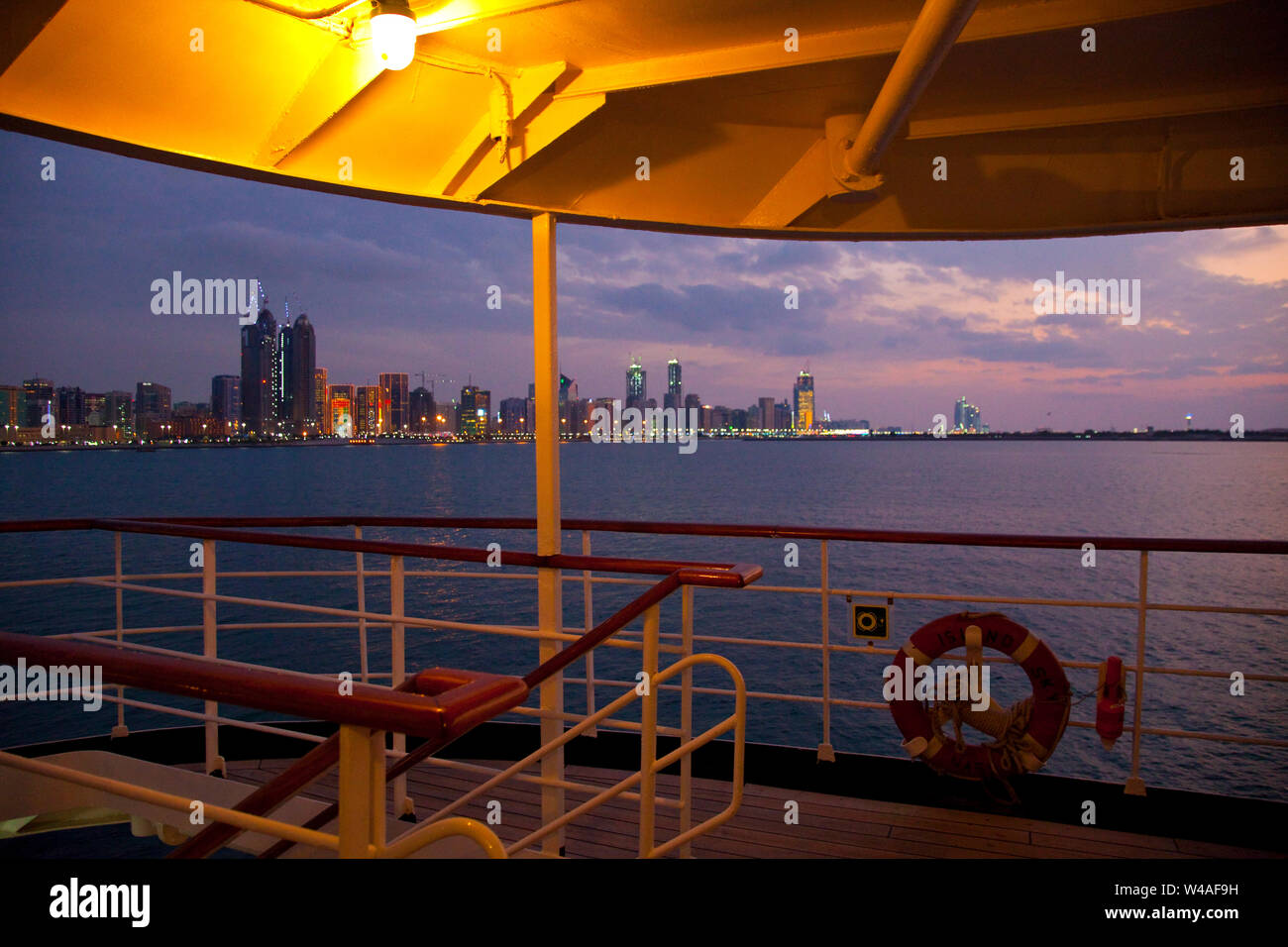 Crucero en el Emirato de Abu Dabhi, Emiratos Árabes Unidos, Golfo Pérsico Stock Photo