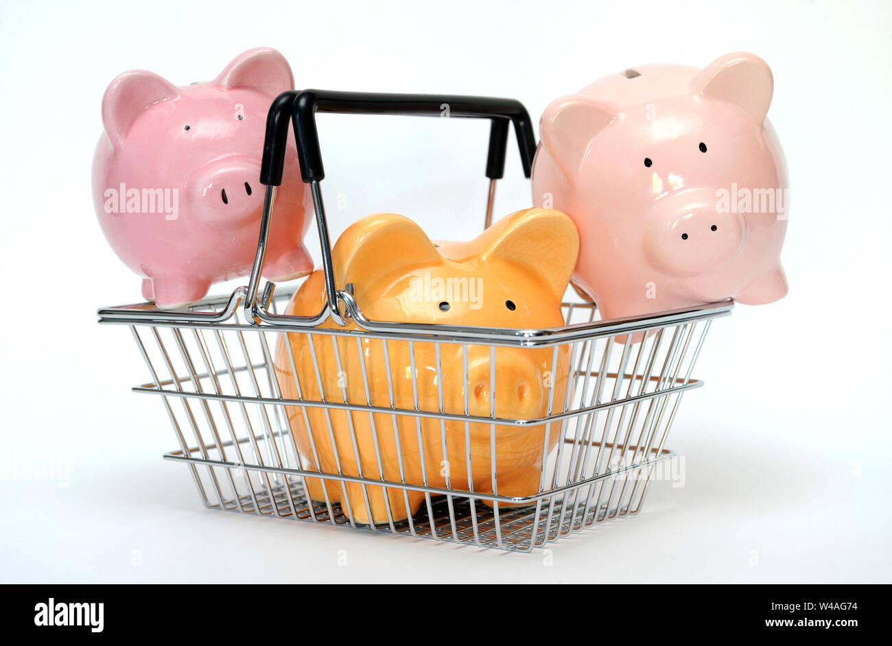 PIGGY BANKS IN SHOPPING BASKET RE MORTGAGES HOUSE BUYING FIRST TIME BUYERS SHOPPERS FINANCE ETC UK Stock Photo