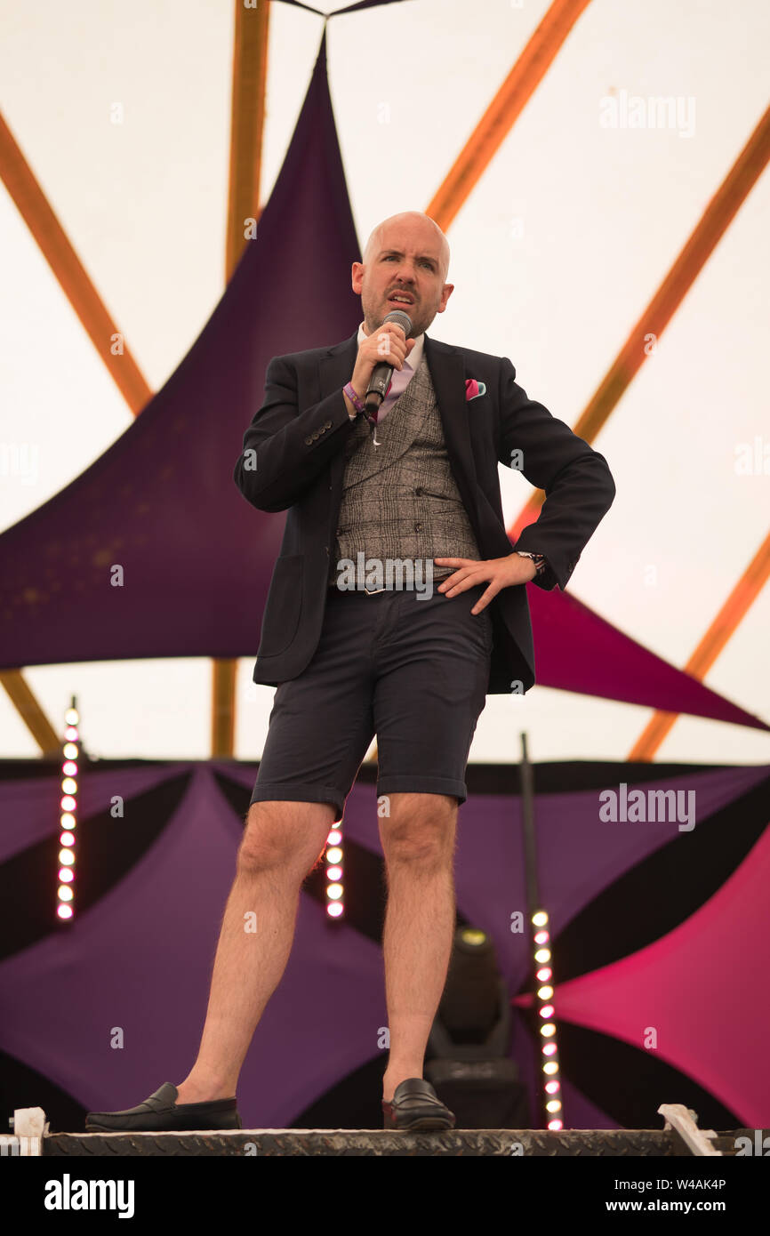 Suffolk, UK. Sunday, 21 July, 2019. Tom Allen performing live on the comedy stage on Day 3 of the 2019 Latitude Festival. Photo: Roger Garfield/Alamy Live News Stock Photo