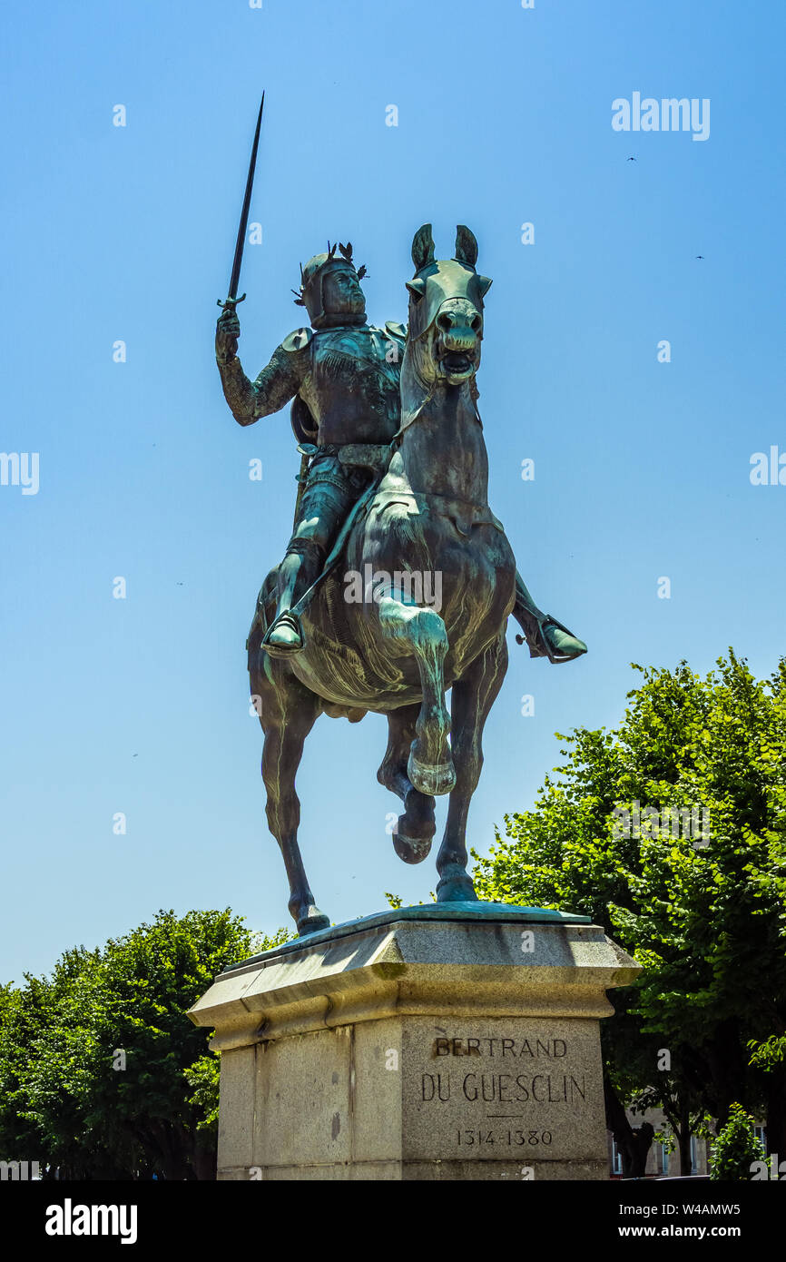 Bertrand Du Guesclin riding a horse and wielding a sword statue in