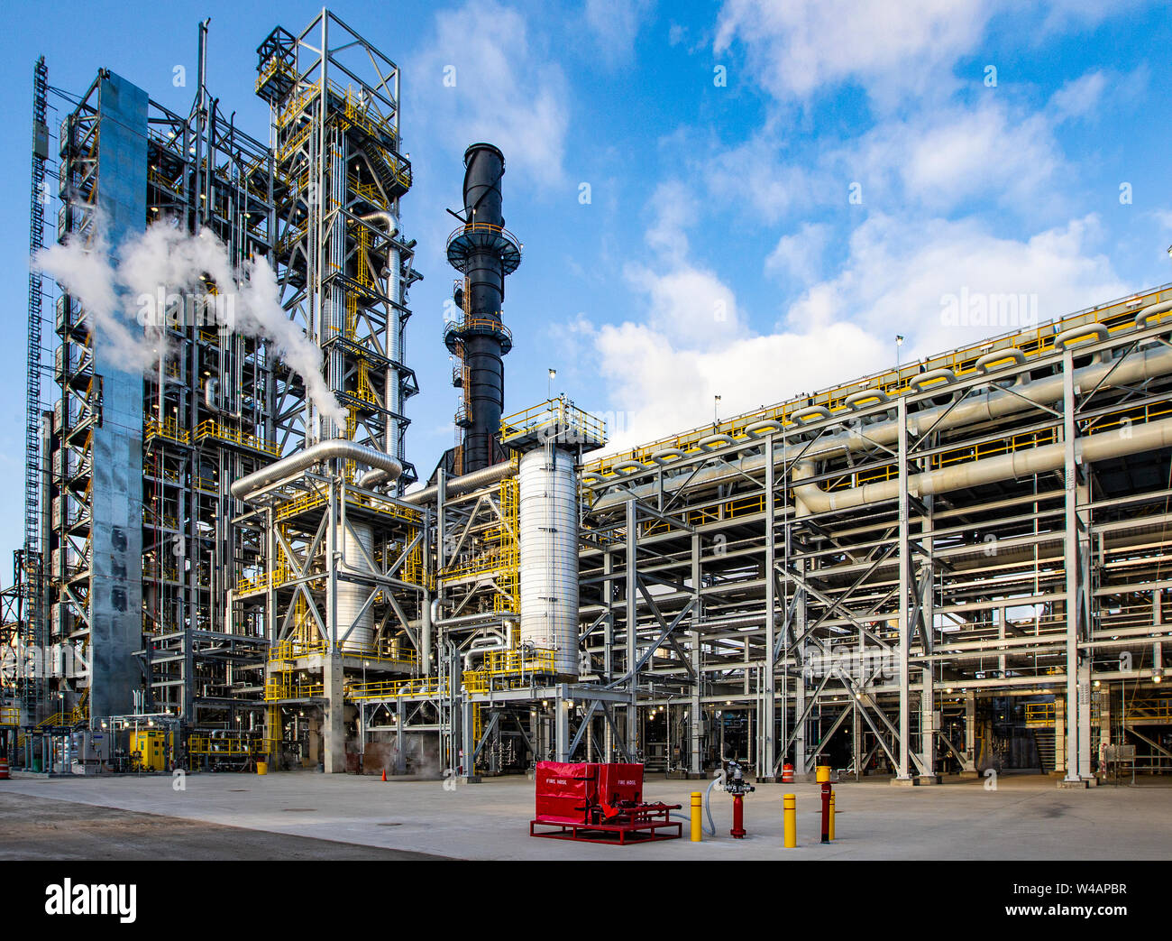 Refinery structure with steam and pipe racks Stock Photo Alamy