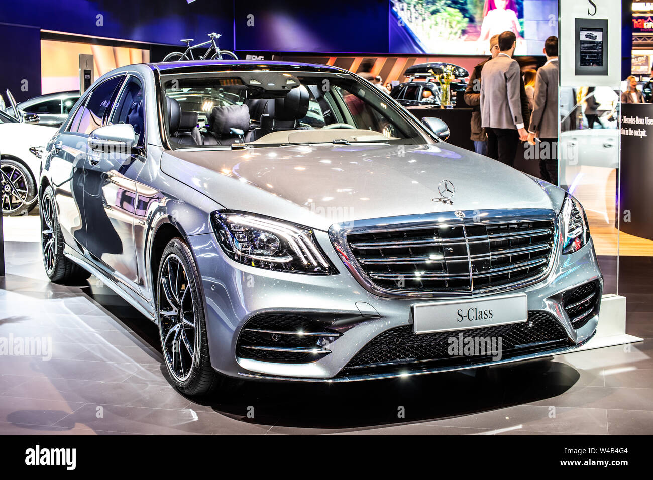 First Drive 2019 Mercedes Benz S560e S Class Plug In Hybrid Youtube
