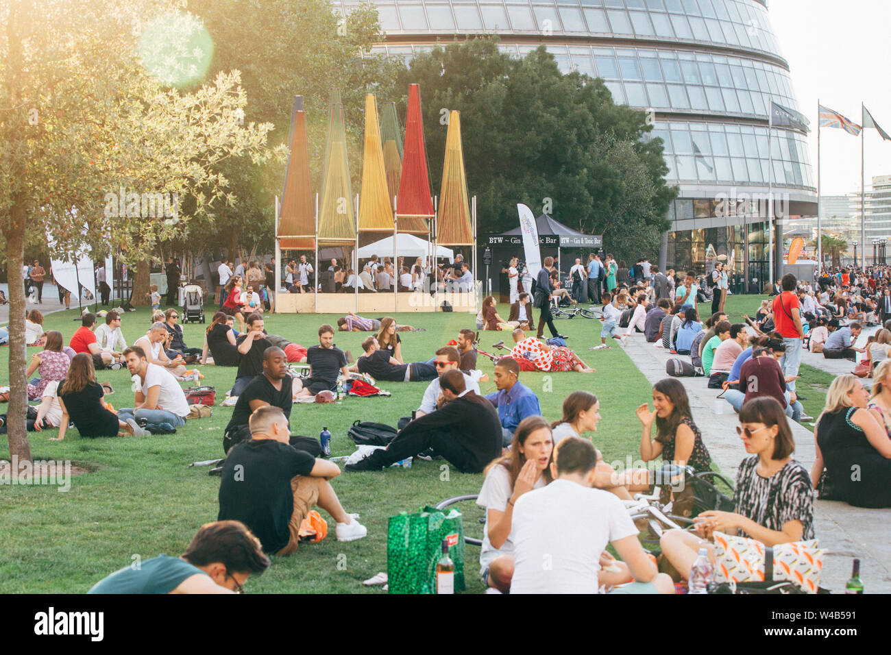 Potters Fields Park and the City Hall Stock Photo Alamy