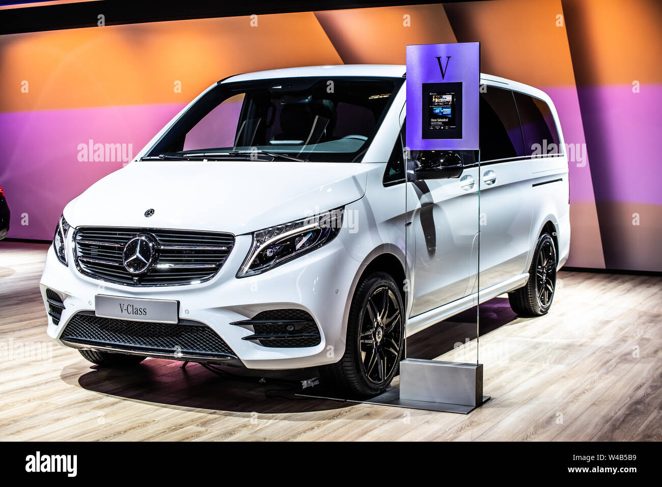 Mercedes benz v class hi-res stock photography and images - Alamy
