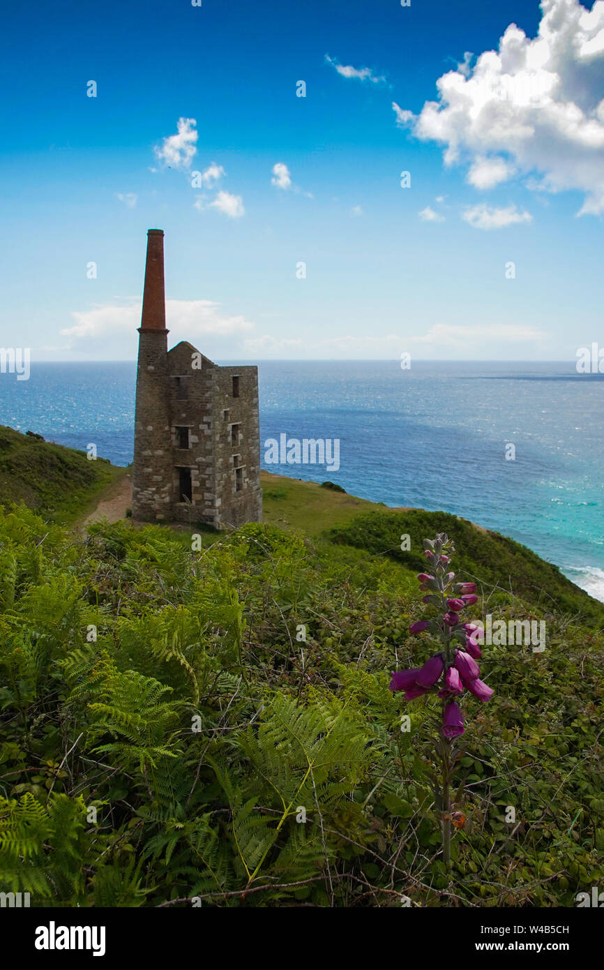 Wheal Prosper mine on the clifftop over Porthcew beach in Cornwall Stock Photo