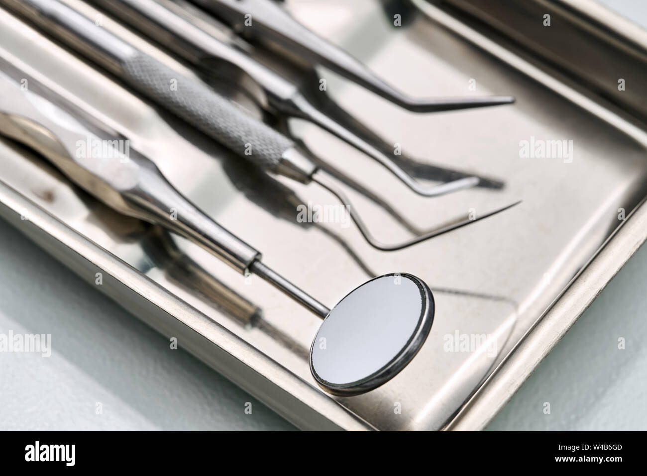 Sharp medical instruments hires stock photography and images Alamy