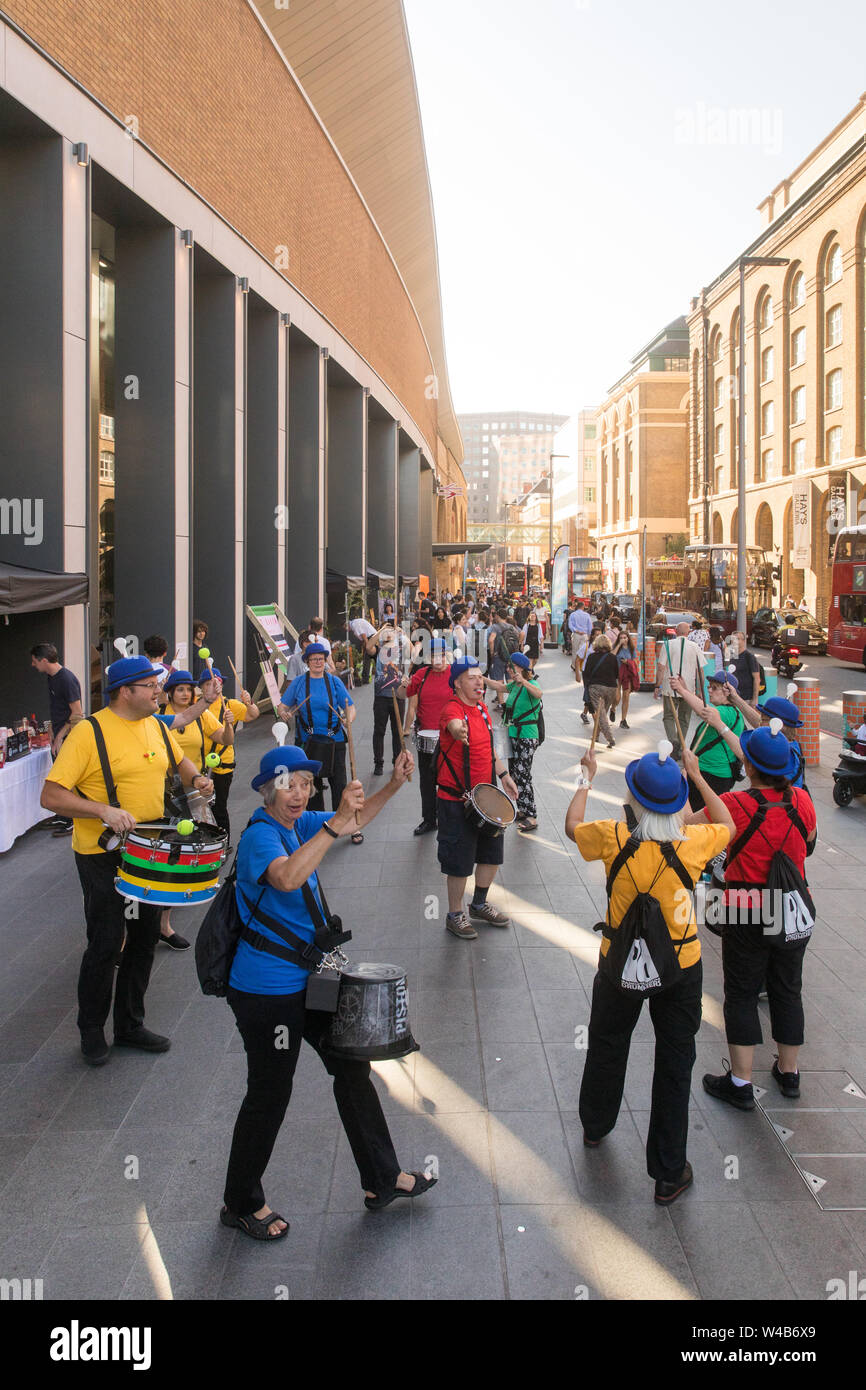 Performers outside London Bridge Station Stock Photo Alamy