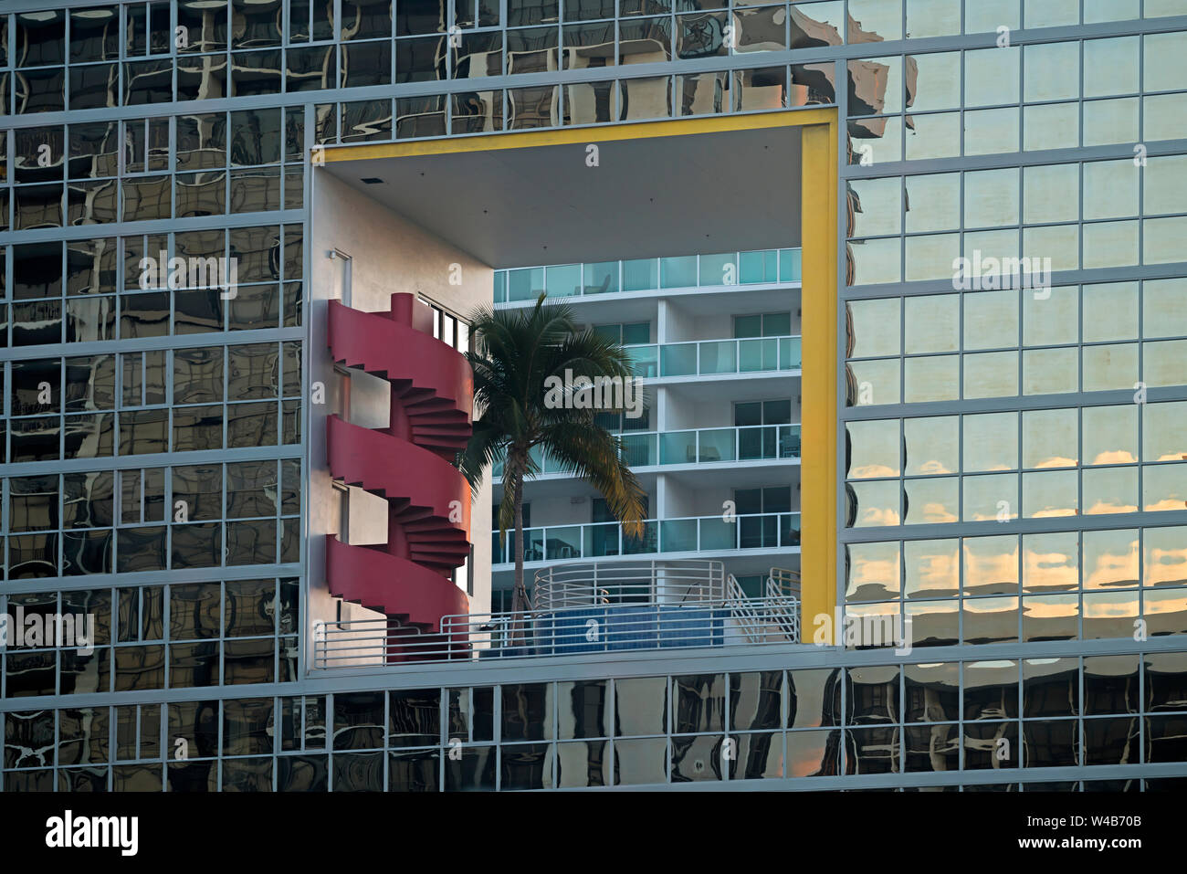 PALM COURT ATLANTIS CONDOMINIUM BUILDING (©ARQUITECTONICA 1982