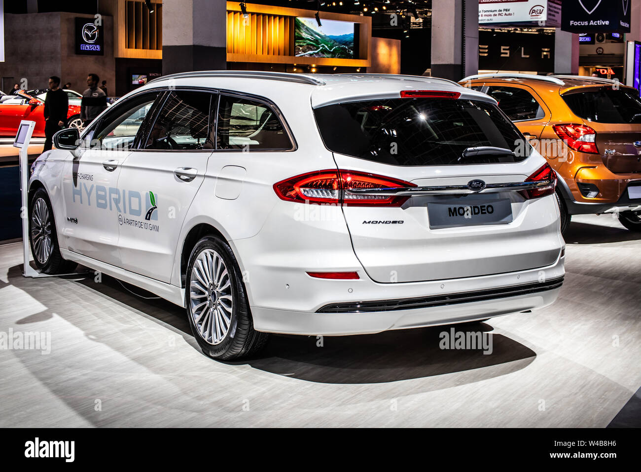 gevolg klant Heerlijk Brussels, Belgium, Jan 2019 white Ford Mondeo Station Wagon Hybrid,  Brussels Motor Show, 4th gen, Mk5, large family car produced by Ford Motor  Company Stock Photo - Alamy